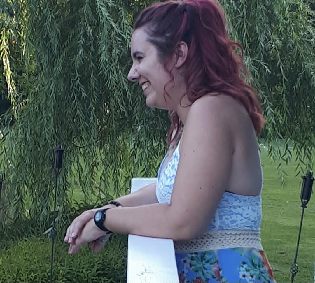 Une photo de moi où je suis souriante, heureuse. C'est une belle journée et un bon souvenir.